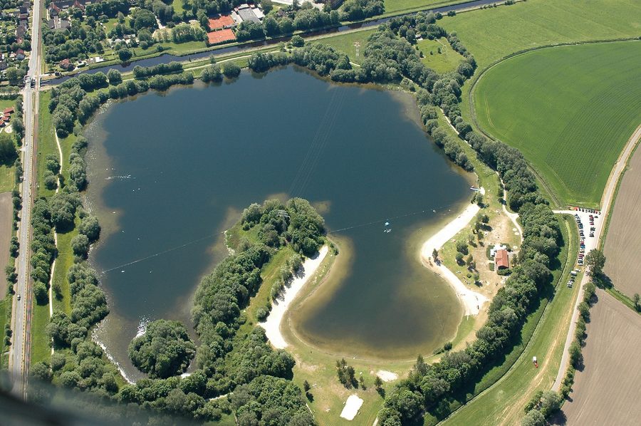 Ripresa aerea del Sander See a Sande nel circondario di Friesland