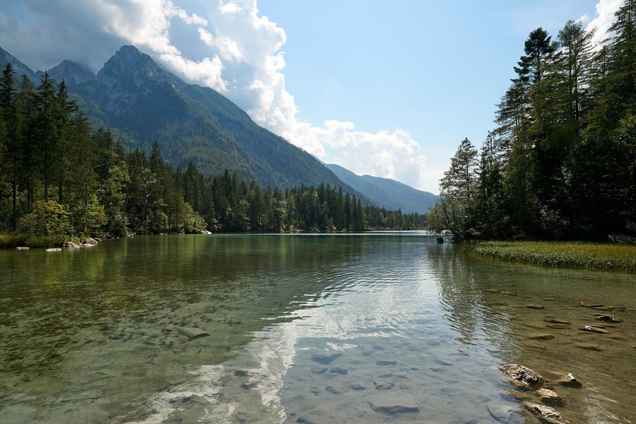 L’Hintersee a Ramsau bei Berchtesgaden davanti a un paesaggio alpino montano