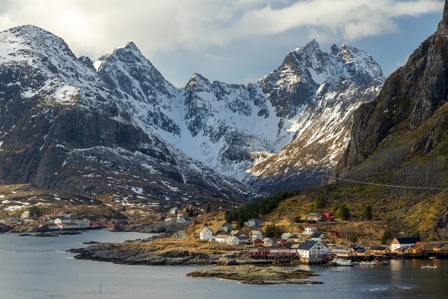 I villaggi di pescatori Tind e Å alle Lofoten davanti a montagne ripide.