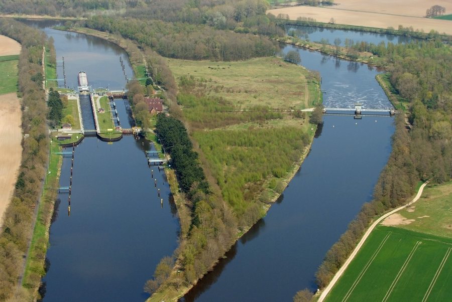 Veduta aerea del paesaggio acquatico presso Bollingerfähr sul canale Dortmund-Ems vicino a Heede