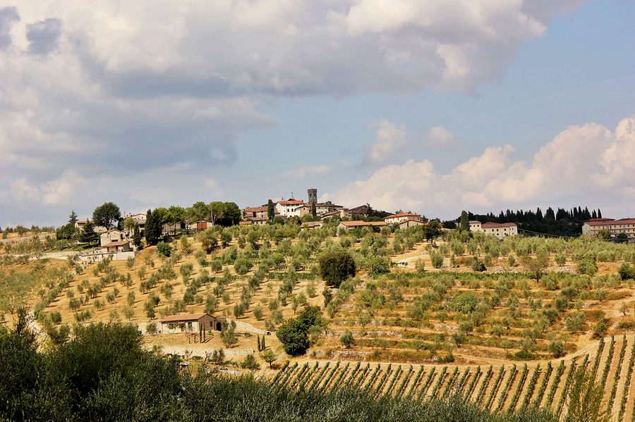 Un villaggio sulle colline del Chianti in Toscana.