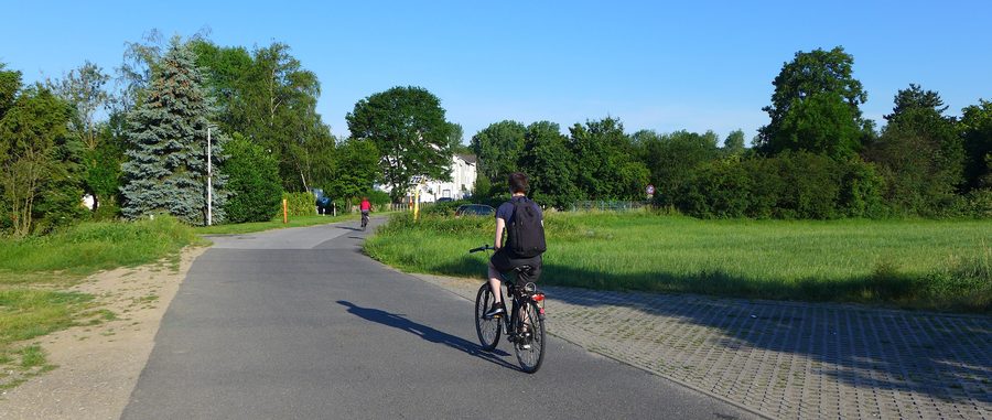 Ciclista sulla Reisholzstraße a Hilden, Renania Settentrionale-Vestfalia