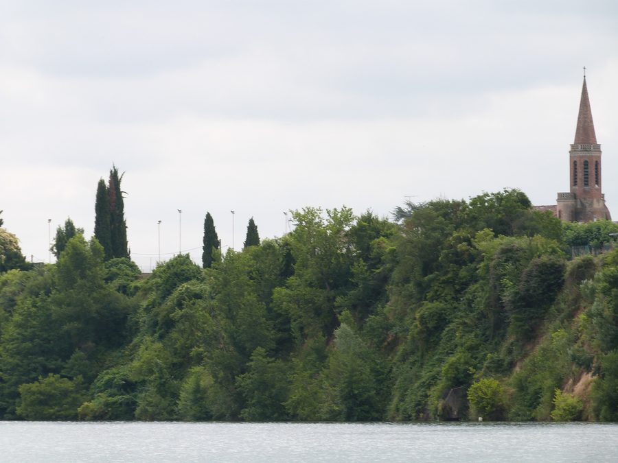 Campanile della chiesa di Saint-Martin a Terssac visto da una gabarra sul Tarn