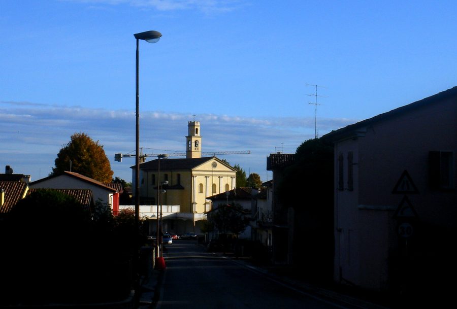 Vista sul centro di Villa di Villa con la chiesa parrocchiale