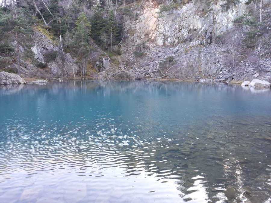 Il lago blu di Champclause circondato da pareti rocciose