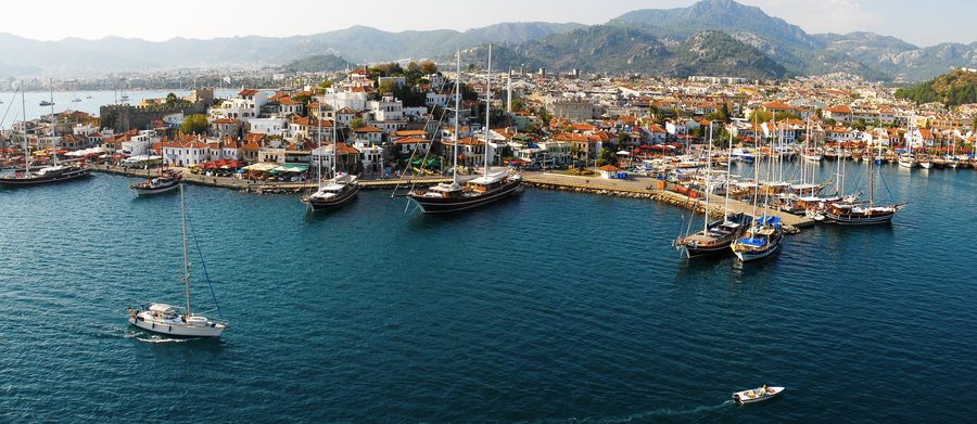 Veduta aerea del porto di Marmaris sulla costa mediterranea turca