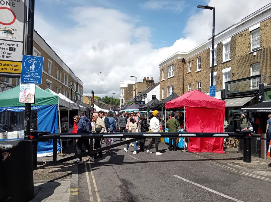Broadway Market a Hackney con bancarelle e ambiente urbano