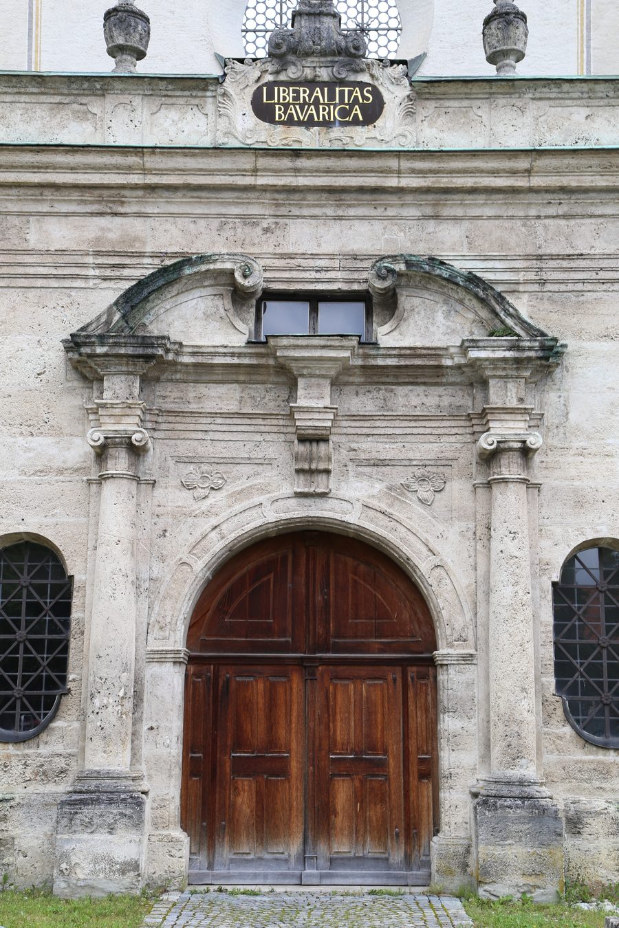 Portale della chiesa parrocchiale Heilig Kreuz a Polling