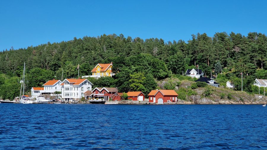Vista da Tverrdalsøya verso Staubø ad Arendal
