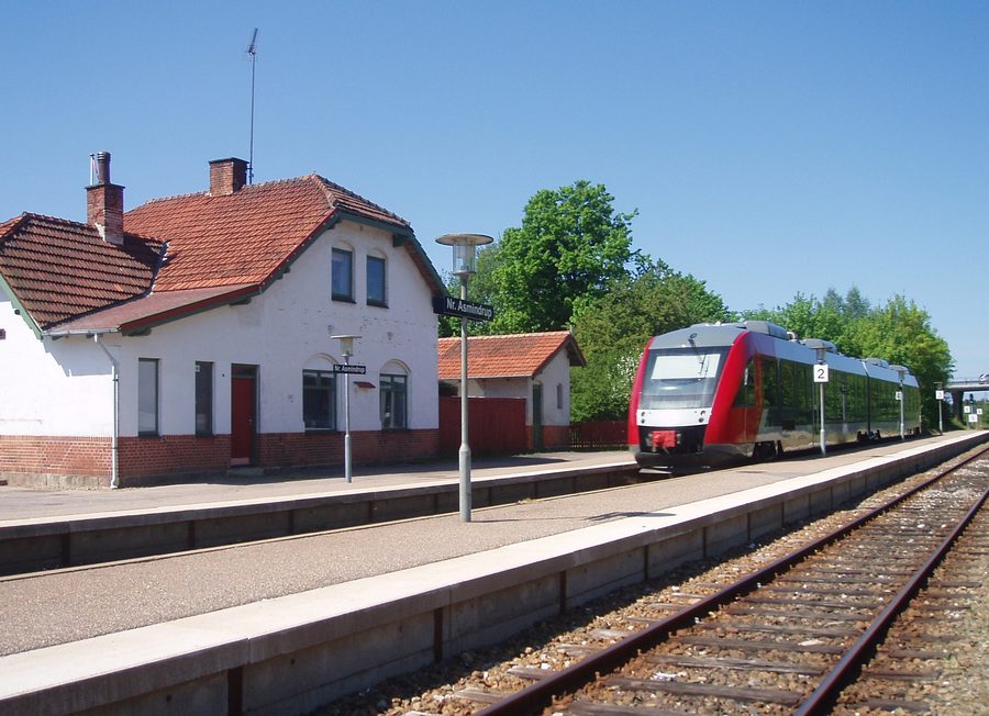 Stazione di Nørre Asmindrup in Danimarca, mostrata in una fotografia del 1898