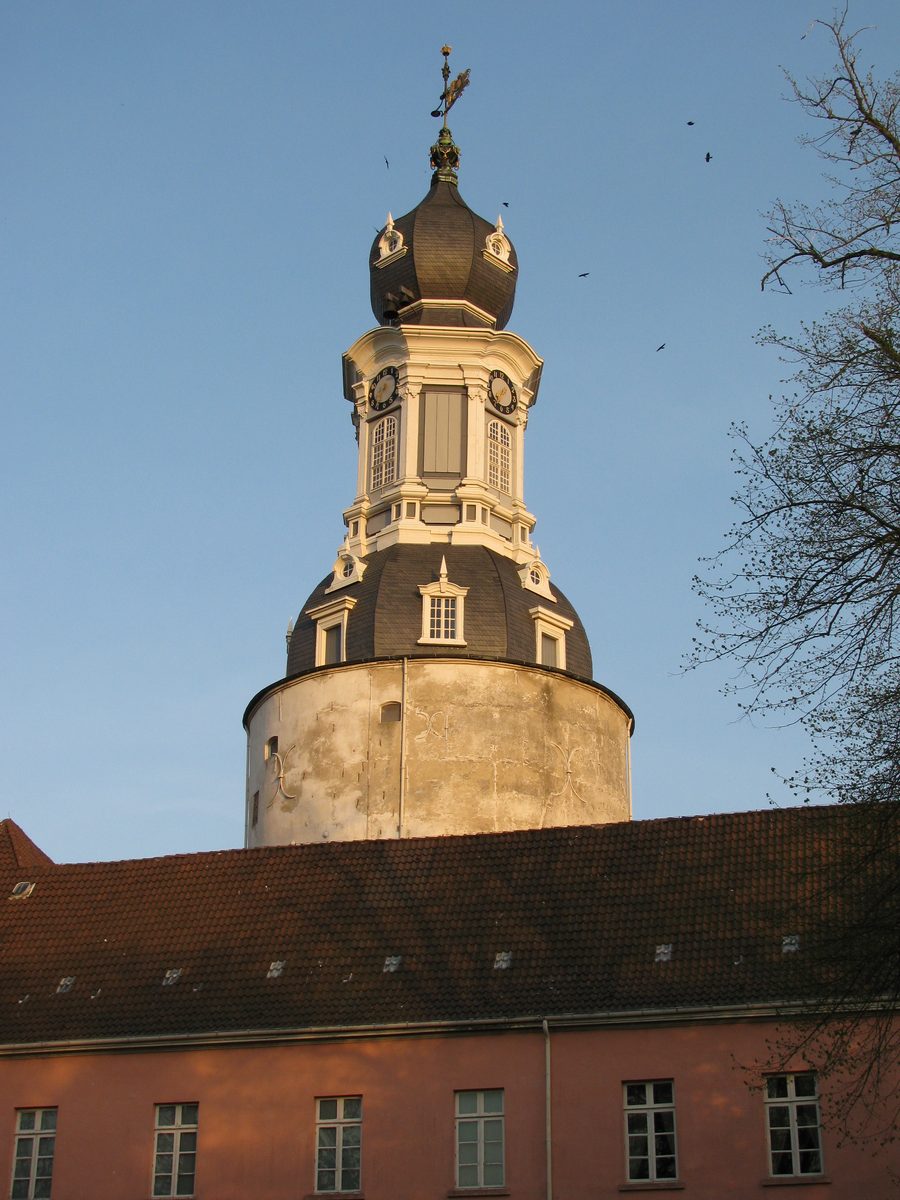 Castello di Jever con caratteristico coronamento della torre, vista da sud-ovest