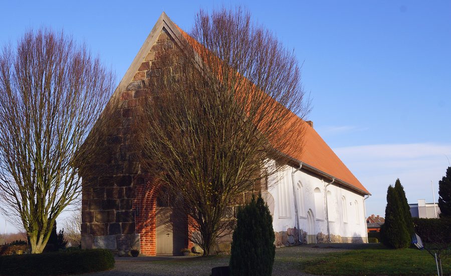 Chiesa in pietra erratica a Böklund con facciata in pietra naturale e portale in muratura