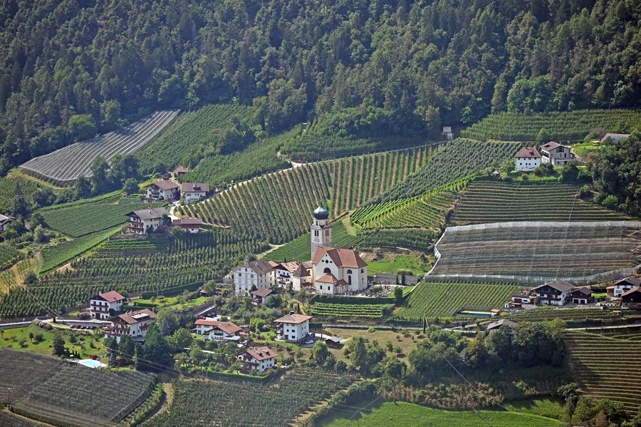 Rifiano con la chiesa parrocchiale di Nostra Signora dei Dolori