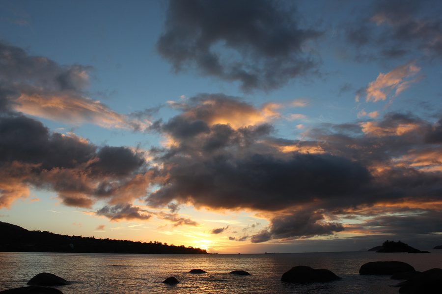 Praia Julião a Ilhabela, São Paulo, al tramonto, con la costa e la vegetazione dell'isola